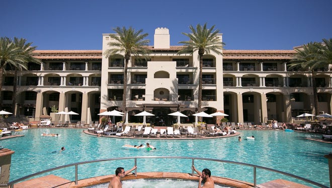 Las enormes piscinas del Fairmont Scottsdale Princess cuentan con toboganes de agua y vistas a la monta ñ a.