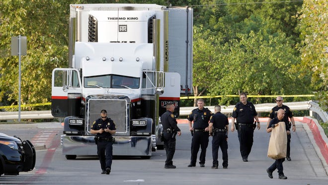 A primeras horas del domingo 23 de julio de 2017  la policía halló los cuerpos sin vida de ocho inmigrantes dentro de un camión en el estacionamiento de un local de la cadena Walmart en San Antonio (sur de Texas), después de que un empleado alertara de que una persona que parecía desorientada le había pedido agua. La cifra aumentó a 10 el lunes.