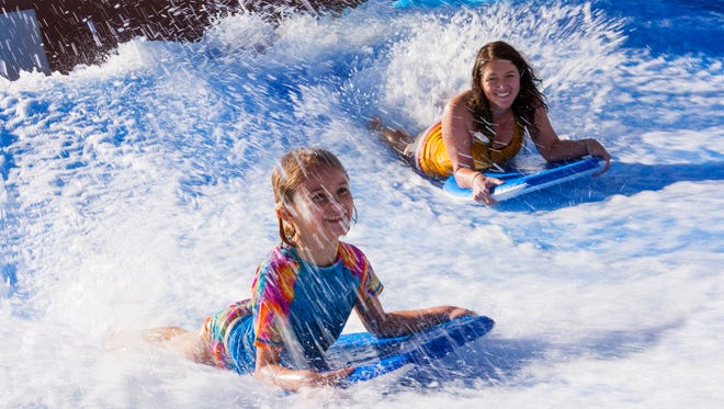 Desliz á ndose en el simulador de surf FlowRider en el Westin Kierland Resort & Spa en Phoenix.