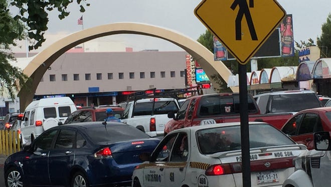 Vehiculos hacen fila para cruzar por la frontera de Nogales, Sonora.