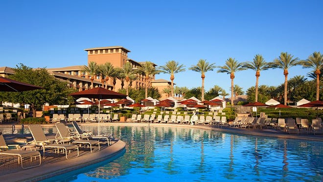 Tome una silla y rel á jese junto a la piscina en el Westin Kierland Resort & Spa en Phoenix.