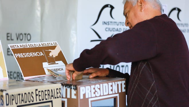 Votante en la Cd. de México emite su sufragio.
