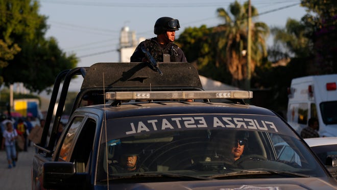 Autoridades desmantelaron la policía local en Iguala, la cual está acusada de entregar 43 estudiantes desaparecidos al cartel de los Guerreros Unidos, el cual supuestamente trabaja de cerca con el alcalde de la ciudad.