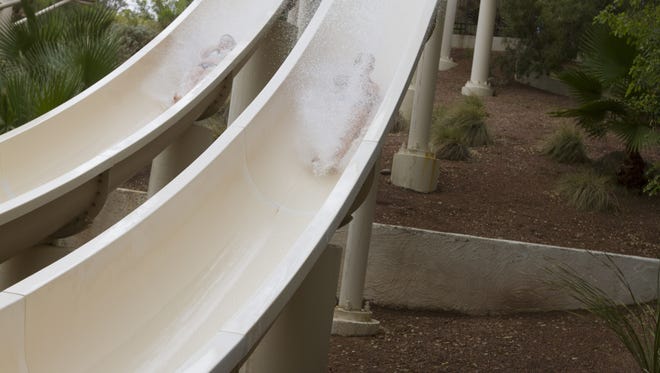 Los ciclistas se atreven con Slide Canyon en el parque acu á tico Oasis en el Arizona Grand Resort en Phoenix.