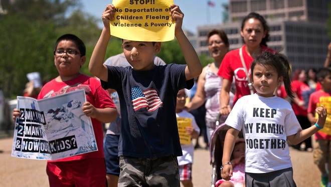 Niños marchan afuera de la Casa Blanca pidiendo una reforma migratoria. Foto archivo.