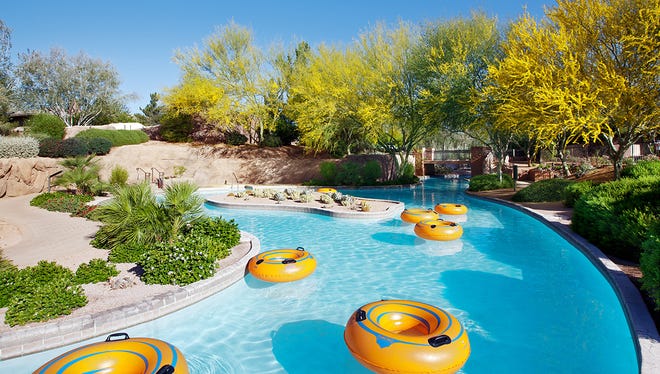 El Adventure Water Park en Westin Kierland en Phoenix ofrece un r í o lento de 900 pies, un tobog á n de agua de 110 pies, un á rea de juegos para ni ñ os y una piscina poco profunda.