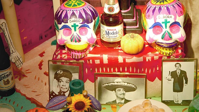 En algunas partes de la capital mexicana se aprecian ya los altares típicos de la celebración de los Fieles Difuntos, con alimentos, calaveras y fotos sobre manteles de papel picado.