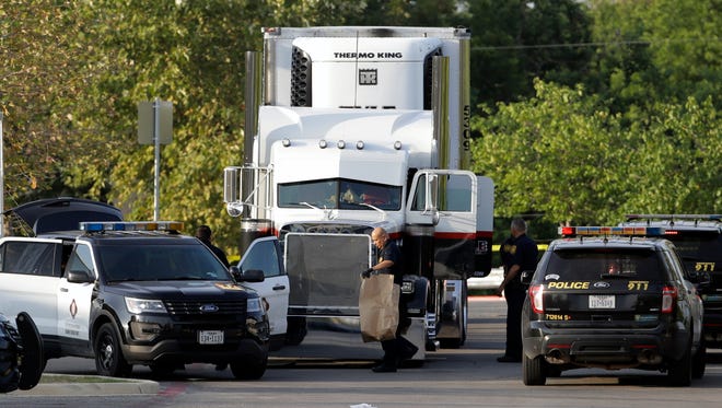 A primeras horas del domingo 23 de julio de 2017  la policía halló los cuerpos sin vida de ocho inmigrantes dentro de un camión en el estacionamiento de un local de la cadena Walmart en San Antonio (sur de Texas), después de que un empleado alertara de que una persona que parecía desorientada le había pedido agua. La cifra aumentó a 10 el lunes.