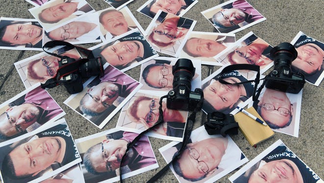 Las fotografías de varios periodistas asesinados son mostradas durante una protesta en México, a favor de la libertad de expresión. Foto archivo.