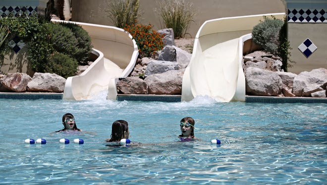 La piscina Sonoran Splash en el Fairmont Scottsdale Princess tiene toboganes uno al lado del otro.