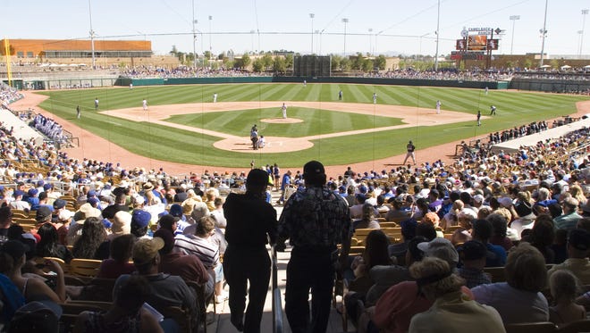 Camelback Ranch | JUEGAN: L.A. Dodgers y Medias Blancas | CAPACIDAD: 13,500 aficionados | DIRECCIÓN:  10710 W. Camelback Rd., Glendale, AZ