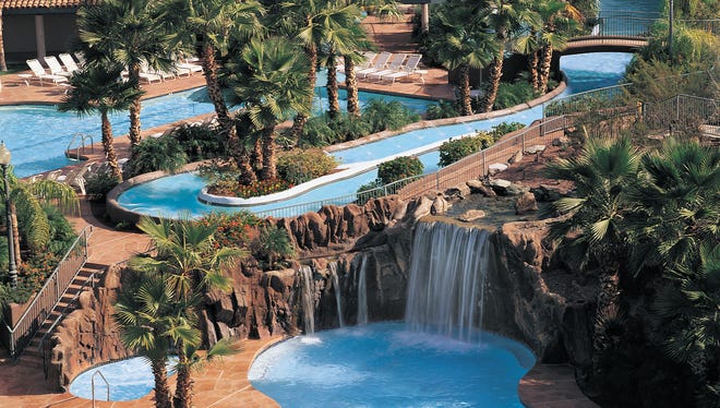 El Hilton Phoenix Resort at the Peak tiene el parque acu á tico River Ranch con piscinas, tobog á n y un r í o lento.