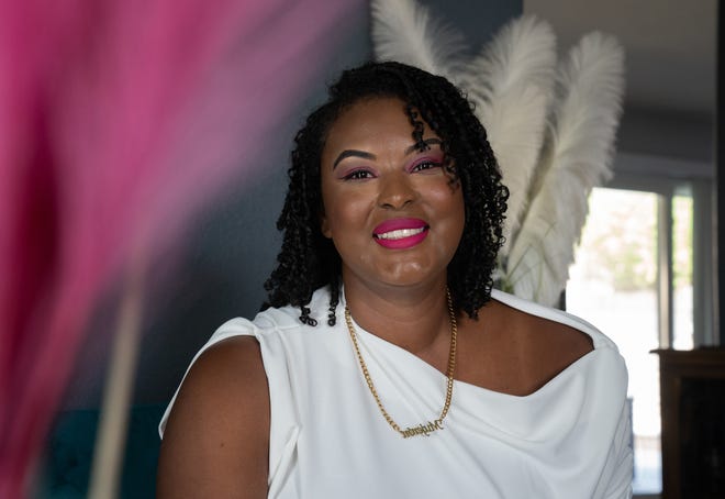 La afrolatina Kisha Gulley es un mamá que aboga por otras madres de Phoenix por medio de sus redes sociales y su plataforma digital educativa.
