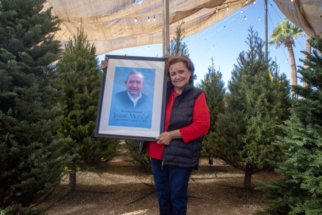 Norma Muñoz y su esposo han llevado la alegría de la Navidad al sur de Phoenix por décadas por medio de su negocio Muñoz Family Christmas Tree Lot.