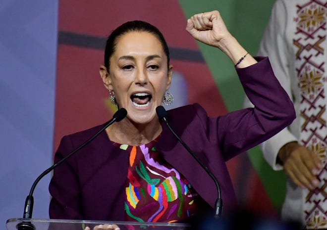 La candidata presidencial de México por el partido Morena, Claudia Sheinbaum, celebra su registro de su candidatura para las elecciones de 2024, el 19 de noviembre de 2023, en la Ciudad de México.