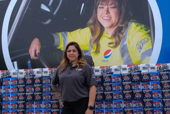 Bonita Tellez, residente de Avondale y empleada de PepsiCo, posa para una foto frente a un camión con su imagen en las instalaciones de PepsiCo Beverages Phoenix el 28 de marzo de 2024. Tellez fue una de varias mujeres honradas en todo el país como parte de la campaña "She is PepsiCo".