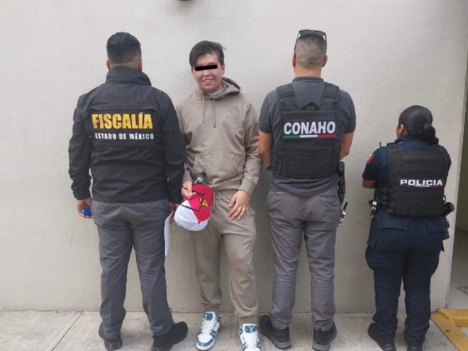 El influencer Rodolfo "Fofo" Márquez, sonríe ante su detención fichaje, por haber golpeado a una señora.