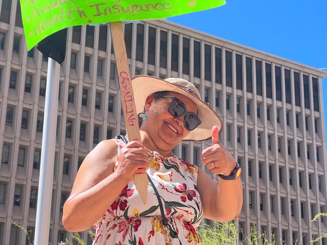 María Sánchez protesta tras su propio despido frente al Ayuntamiento de Phoenix el 10 de abril de 2024. Sánchez limpió las oficinas de alcaldes, concejales y administradores municipales durante una década. Fue despedida por el código de vestimenta de 3H & 3H, un contratista de la ciudad.