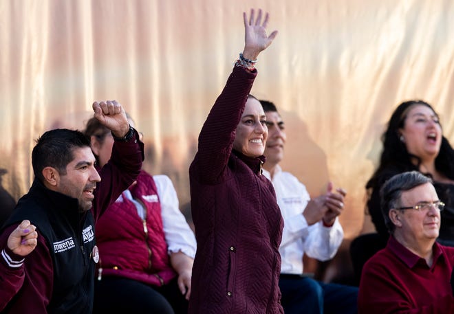 Claudia Sheinbaum, candidata presidencial de México por el partido gobernante MORENA, saluda a sus simpatizantes en El Trompo, Museo Interactivo de Tijuana, México, tras protagonizar un mitin de campaña el 12 de abril de 2024. Sheinbaum visitó las ciudades fronterizas de Mexicali y Tijuana y habló de la necesidad para proteger a los inmigrantes mexicanos en Estados Unidos de la discriminación.