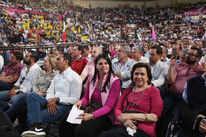 Simpatizantes de Xochitl Gálvez, candidata presidencial de México por la coalición Fuerza y Corazón por México, acuden a mitin de campaña en Ciudad Juárez el 13 de abril de 2024.