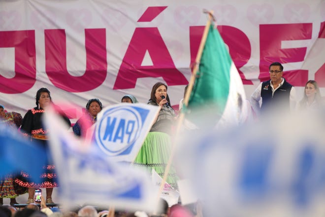 La candidata presidencial de México, Xochitl Gálvez, de la coalición Fuerza y Corazón por México, habla en un mitin en Ciudad Juárez el 13 de abril de 2024.