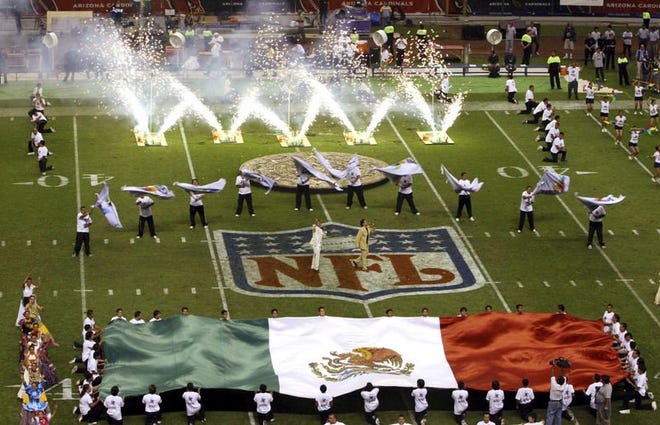 En esta foto de archivo del 2 de octubre de 2005, se muestra el Estadio Azteca en la Ciudad de México, México, antes del inicio de un partido de la temporada regular de la NFL entre los Arizona Cardinals y los San Francisco 49ers.