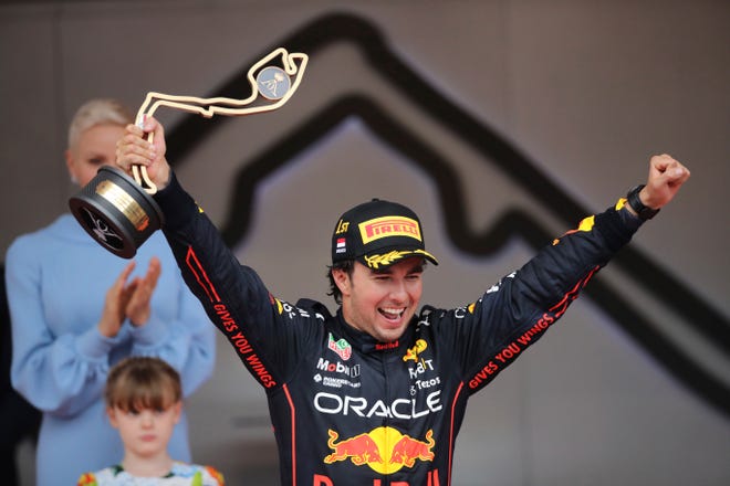 El piloto mexicano de Red Bull, Sergio Pérez, celebra en el podio tras ganar el Gran Premio de Mónaco de Fórmula Uno, en el autódromo de Mónaco, el domingo 29 de mayo de 2022.