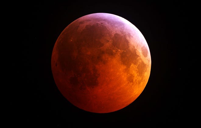 Eclipse total de luna el 15 de abril de 2014 visto desde el SkyCenter de Mount Lemmon cerca de Tucson, Arizona.