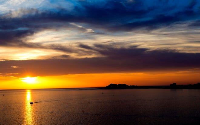 Uno de los mejores lugares para ver una puesta de sol sobre el Mar de Cortés es la Casa del Capitán en Puerto Peñasco, México.