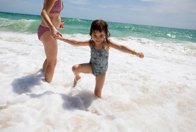 Caroline Belcher, de Vermont, juega con su hija Olivia Keegan, de 3 años, en Sandy Beach en Puerto Peñasco, México.