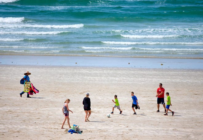 Las playas anchas y largas y la marea baja hacen un excelente escenario para un juego de fútbol en Sandy Beach en Puerto Peñasco, México.