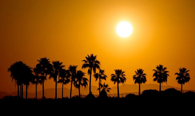 El sol sale cerca de Sandy Beach en Puerto Peñasco, México.