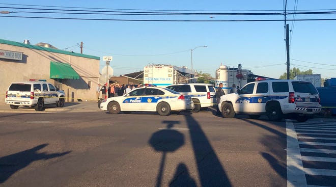 La policía arriba a la Avenida 7 y la calle Pima en Phoenix después de un tiroteo que involucró a un oficial el 9 de mayo de 2019.