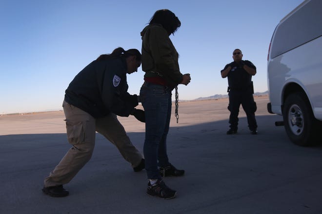 Una mujer inmigrante es arrestada por una agente de ICE.
