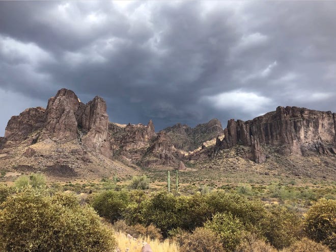 Lluvias tupen el cielo de Mesa, Arizona, previo a la tormenta monzónica el 30 de julio de 2019.