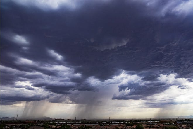 Intenso aguacero cayó sobre la ciudad de Queen Creek, Arizona, el 30 de julio de 2019.