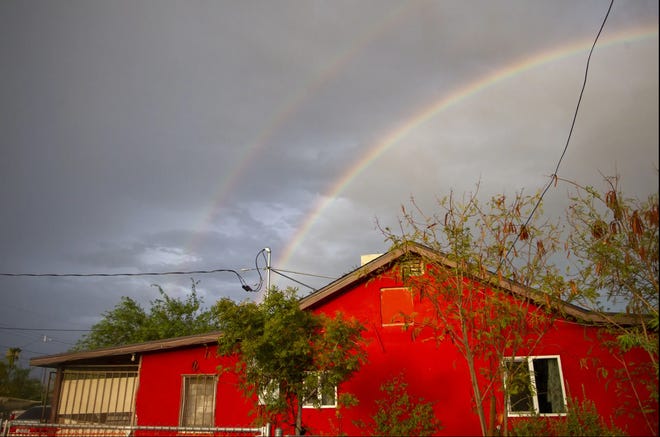 Un hermoso arcoiris puede observarse sobre esta casa en Mesa, Arizona, luego de las tormentas registradas el 30 de julio de 2019.