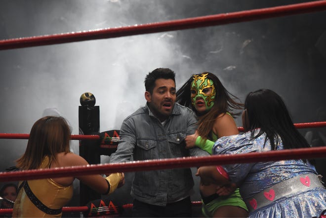 Adán (Omar Chaparro) winds up in the ring in "Todos Caen."