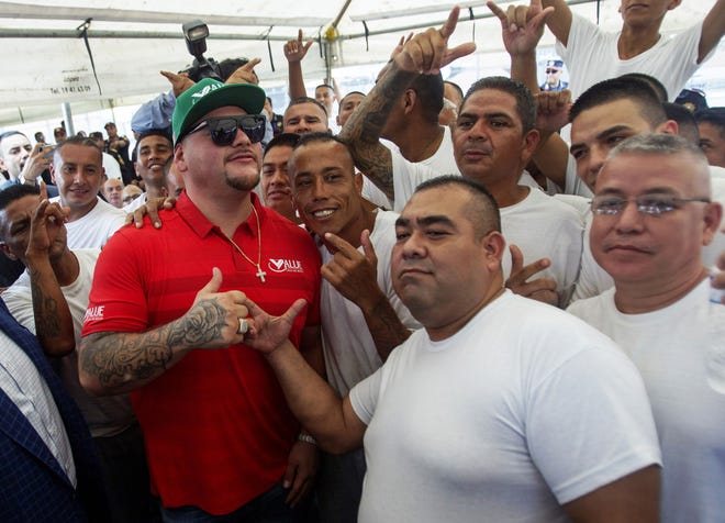 El campeón mundial Andy Ruiz Jr. posa con reclusos del penal Topo Chico en Monterrey.