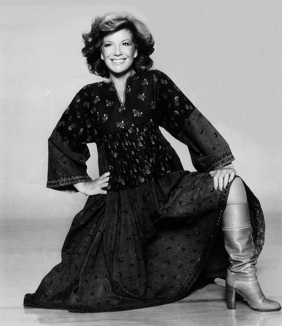 A promotional image of Vikki Carr from 1981. The same year, she released the album "El Retrato del Amor," which contains the hit single "Total."