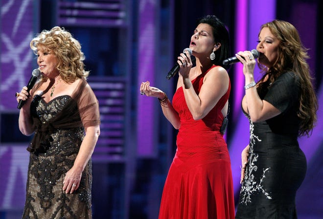 Vikki Carr receives a Lifetime Achievement award at the Latin Grammy Awards on Nov. 13, 2008. To mark the occasion, the diva (left) performs her classic "Cosas del Amor" with Olga Tañón (center) and Jenni Rivera.