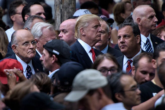 El presidente Donald Trump, rodeado por sus aliados.