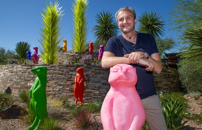 El artista " Kicco " , del Cracking Art Collective en Italia, cre ó m á s de 1000 esculturas de animales para una exhibici ó n en el Desert Botanical Garden titulada " Wild Rising " . Habla de la exhibici ó n, mi é rcoles 9 de octubre de 2019.