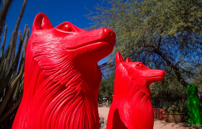 El Cracking Art Collective de Italia ha creado m á s de 1,000 esculturas de animales para una exhibici ó n en el Desert Botanical Garden de Phoenix titulada " Wild Rising " . Las coloridas esculturas de animales est á n esparcidas por todo el jard í n desde el 2019.