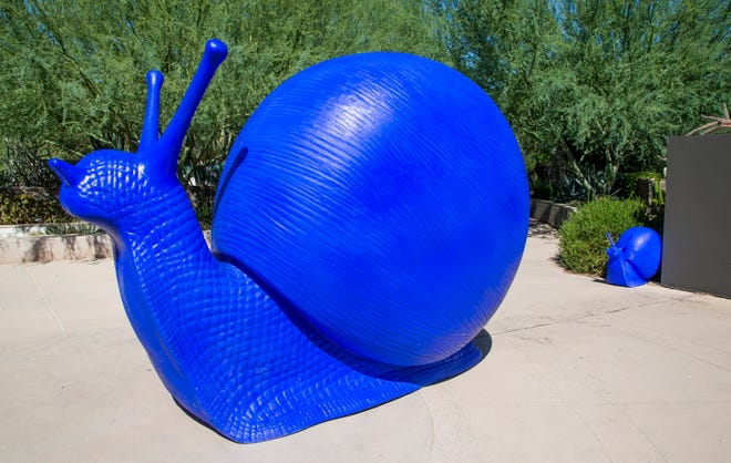 El Cracking Art Collective de Italia ha creado m á s de 1,000 esculturas de animales para una exhibici ó n en el Desert Botanical Garden de Phoenix titulada " Wild Rising " . Las coloridas esculturas de animales est á n esparcidas por todo el jard í n desde el 2019.