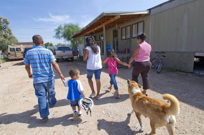 Fotografía de archivo de una familia de inmigrantes en el sur de Tucson en Arizona.