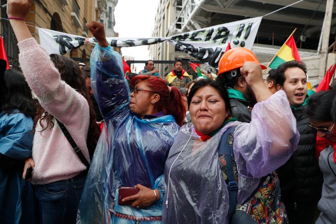 El expresidente Evo Morales se deslindó el lunes del caos que vive el país tras su renuncia y llamó a los líderes opositores a asumir su responsabilidad para regresar el orden a Bolivia, sumida en un vacío de poder e incertidumbre política.
