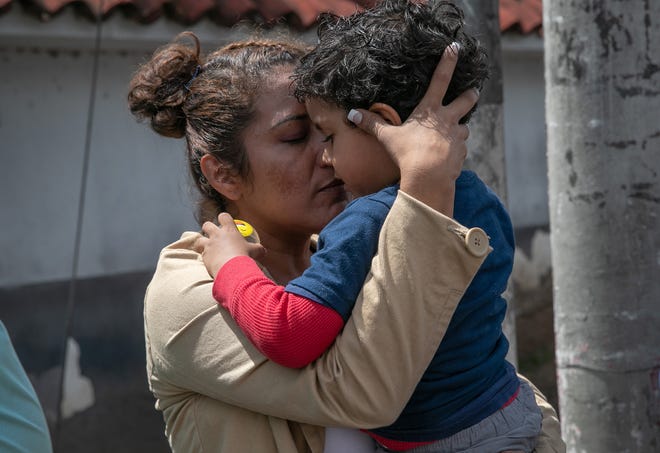 En esta foto de archivo, una madre guatemalteca abraza a su hijo, luego que le fuera entregado por autoridades de ICE.