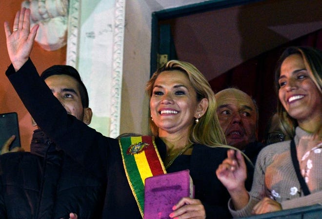 Jeanine Añez toma protesta como nueva presidenta interina de Bolivia.