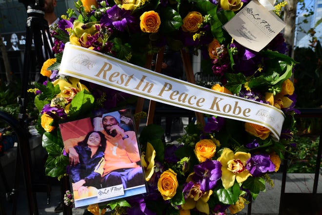 Fanáticos del básquetbol alrededor del mundo lloran la repentina partida de Kobe Bryant luego de estrellarse el helicóptero en el que viajaba él, su hija Gaian de 13 años y 7 personas más.